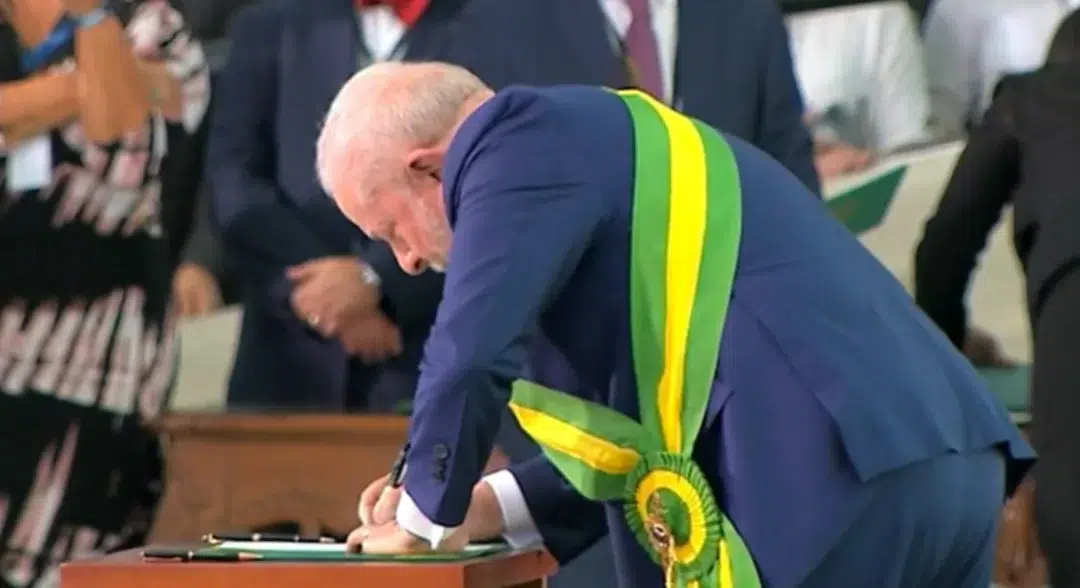 O agro no combate à fome e ao desmatamento; Lula assina decretos