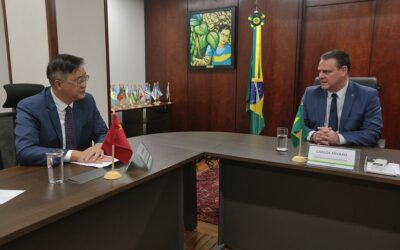 Ministro Fávaro recebe embaixador da China para tratar do caso de EEB no Brasil