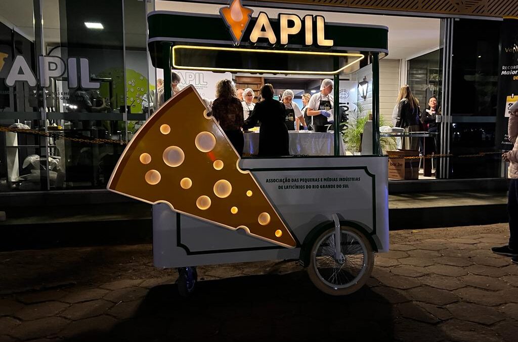 Associação de Laticínios bate recorde do maior fondue de Queijo na Expointer